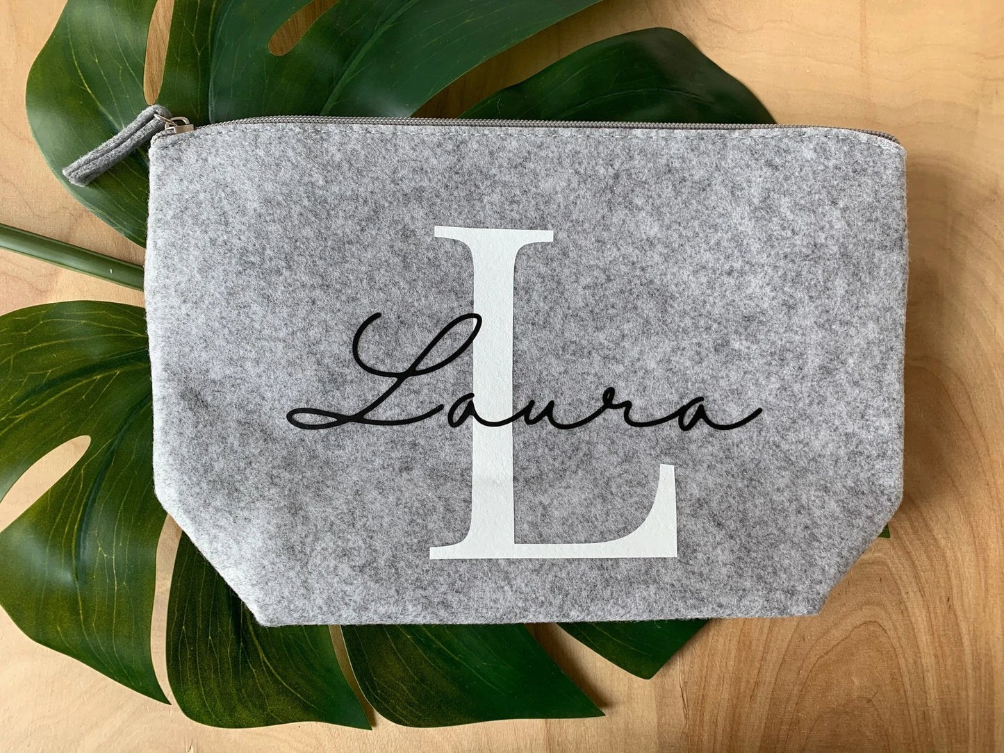Personalisierte  Filztasche/ Kosmetiktasche in hellgrau