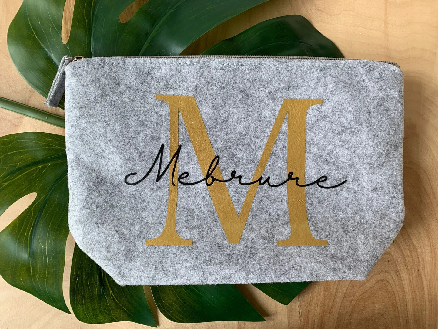 Personalisierte  Filztasche/ Kosmetiktasche in hellgrau