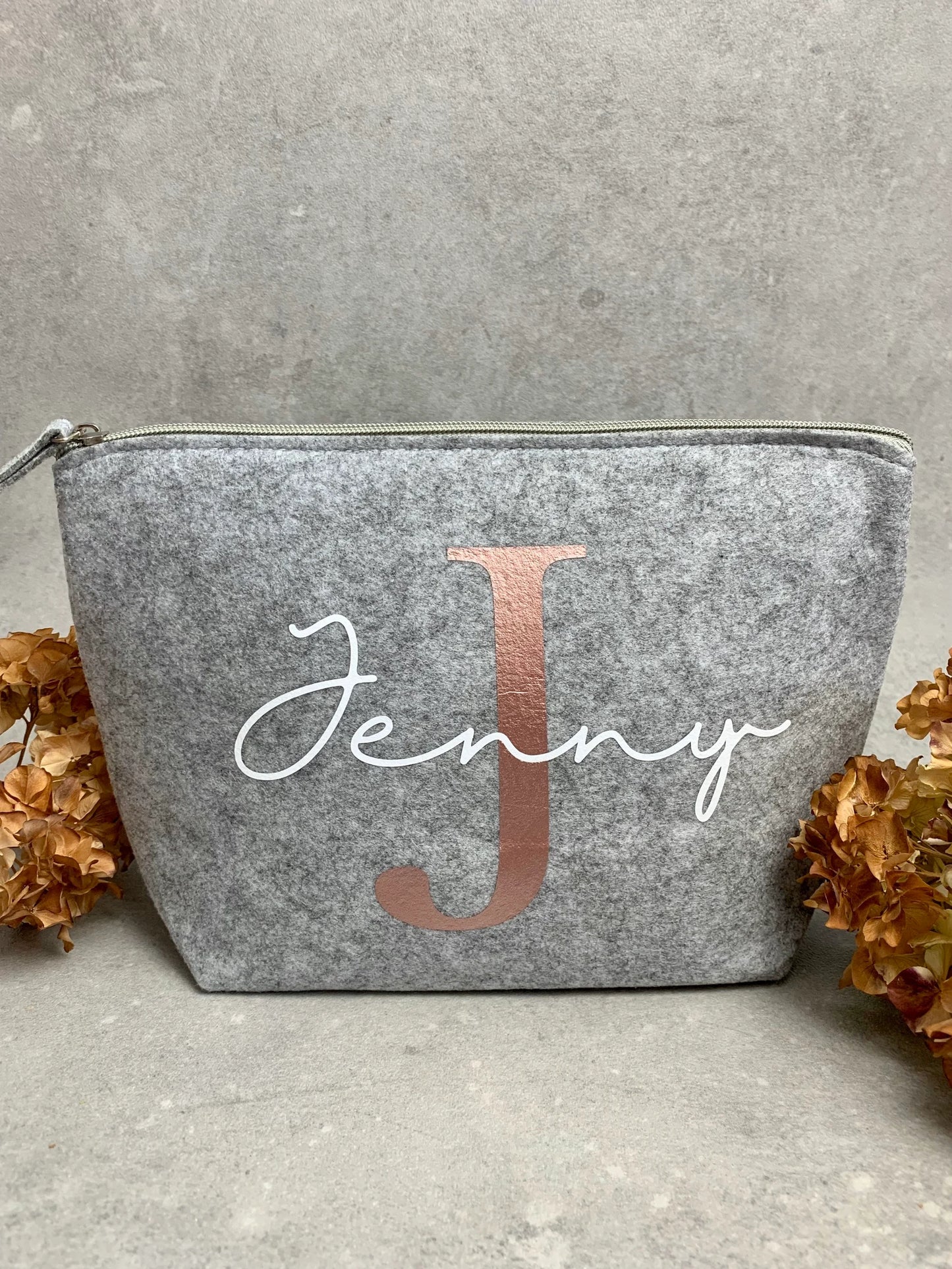 Personalisierte  Filztasche/ Kosmetiktasche in hellgrau