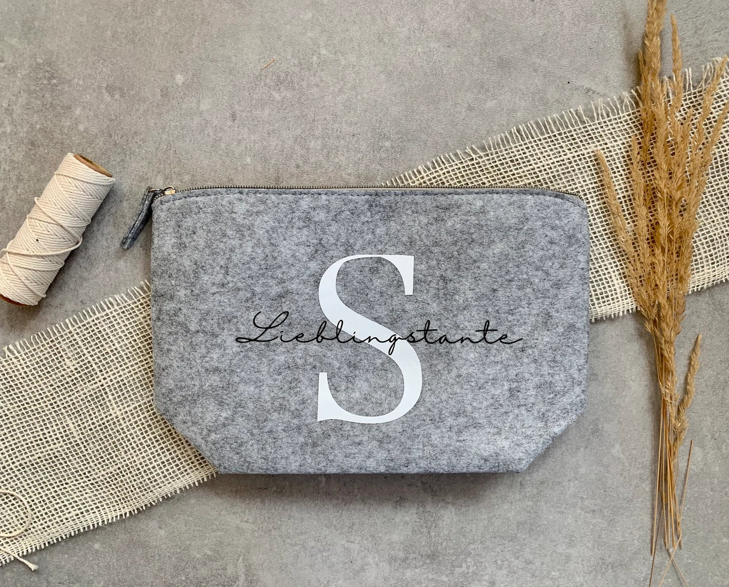 Personalisierte  Filztasche/ Kosmetiktasche in hellgrau