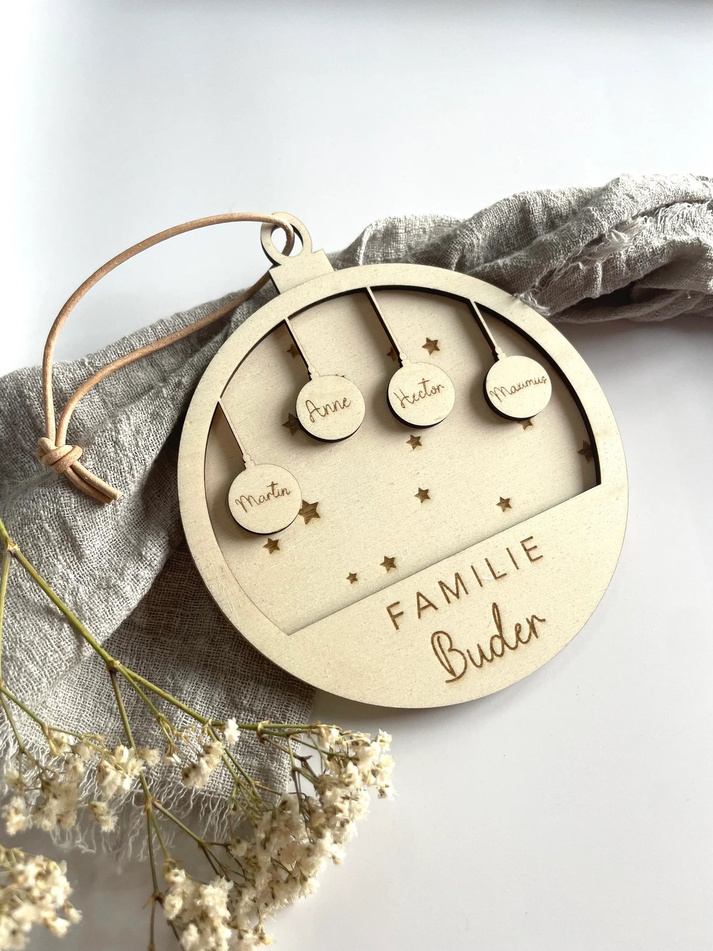 Personalisierter Weihnachtsbaumanhänger – Weihnachtskugel aus Holz 3D