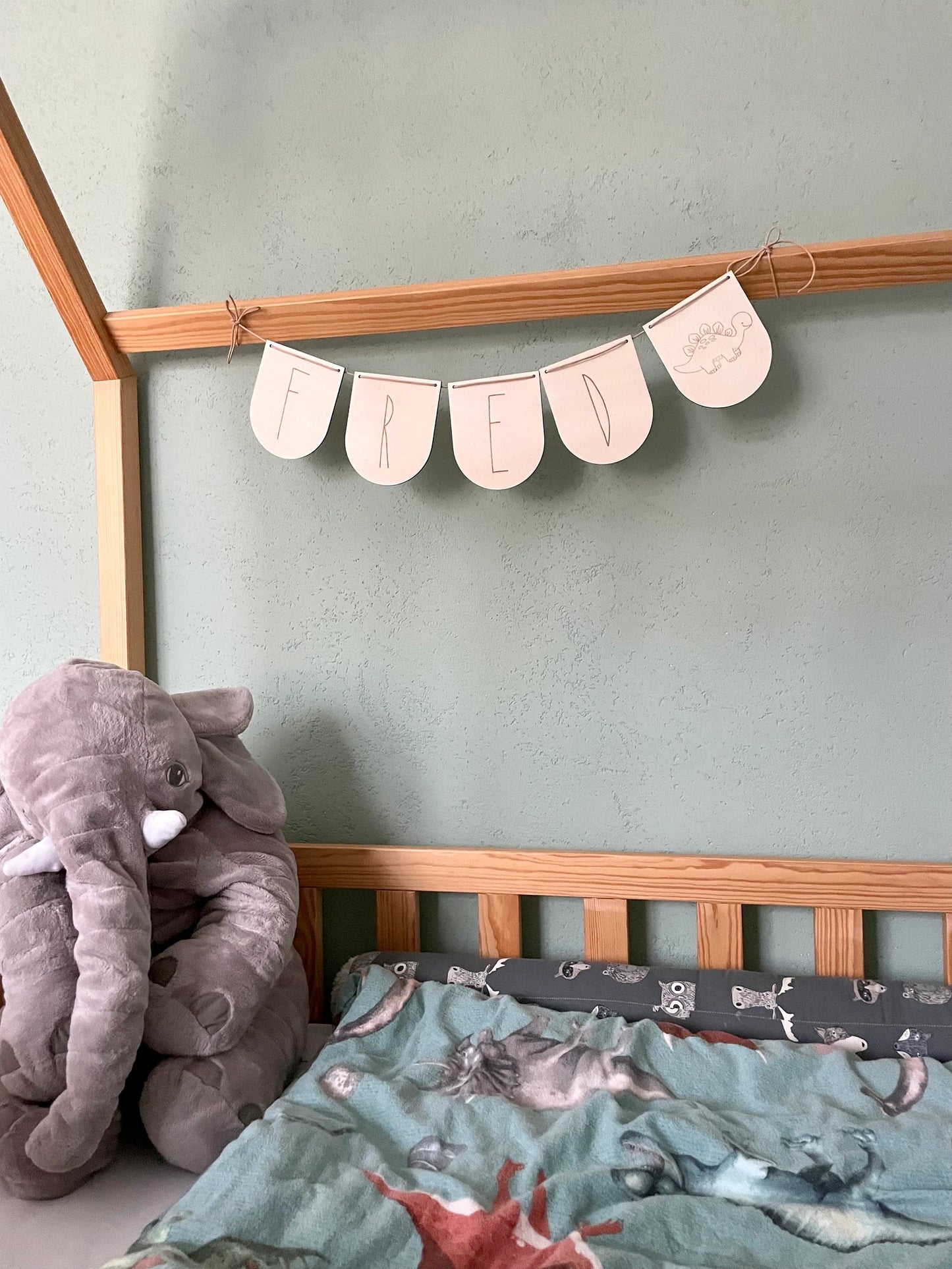 Personalisierte Wimpelkette aus Holz mit Namen