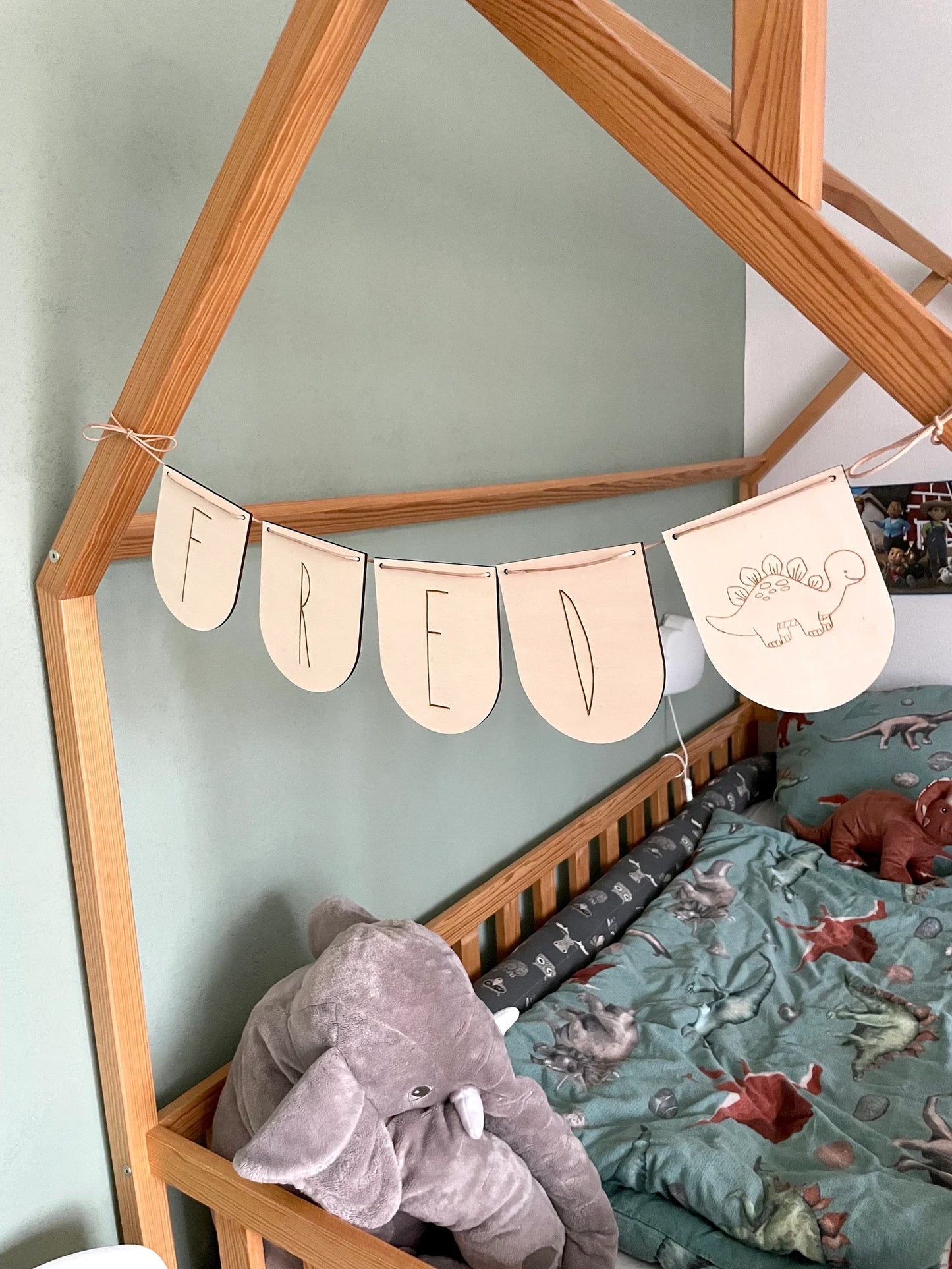 Personalisierte Wimpelkette aus Holz mit Namen