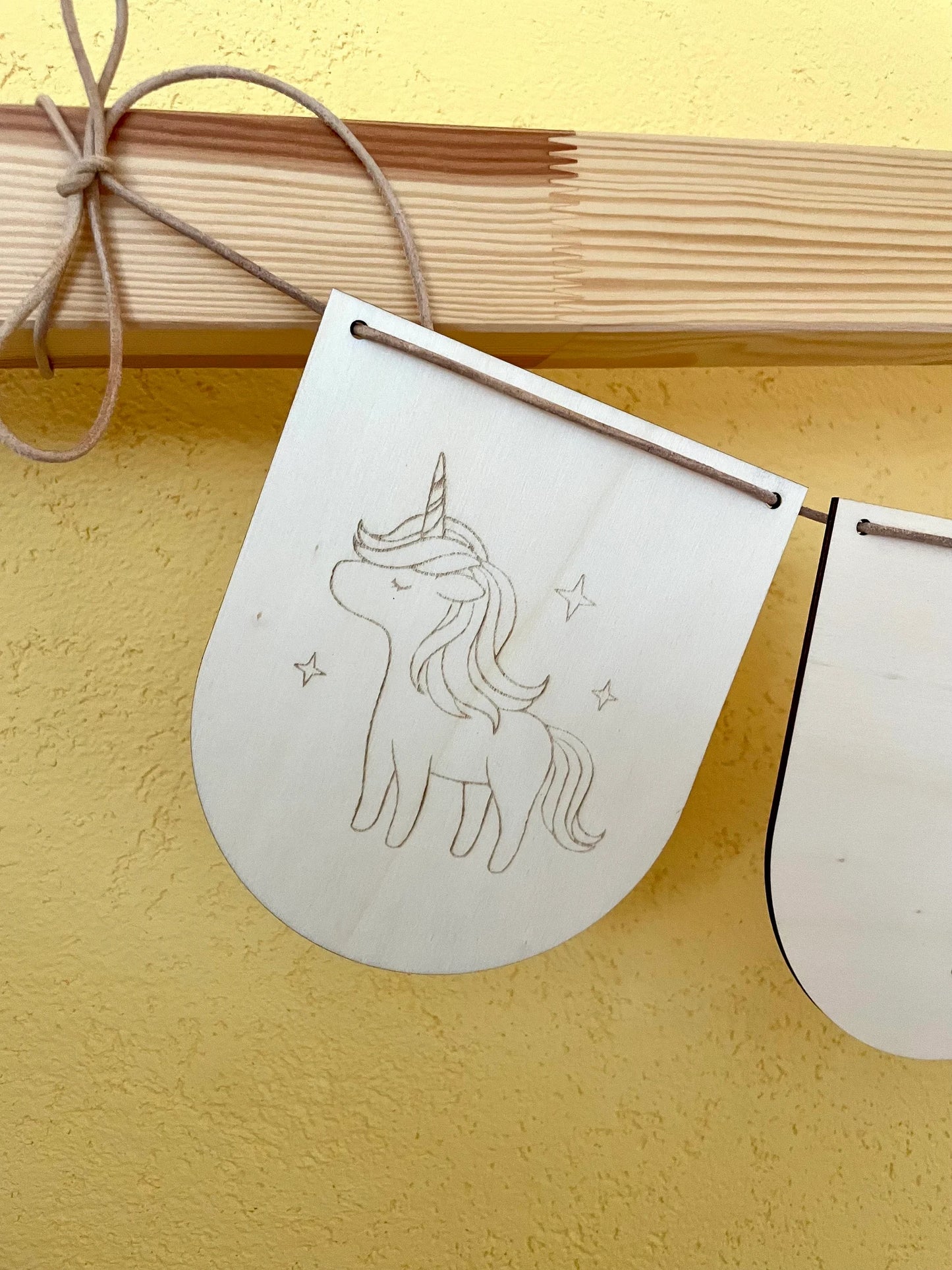 Personalisierte Wimpelkette aus Holz mit Namen