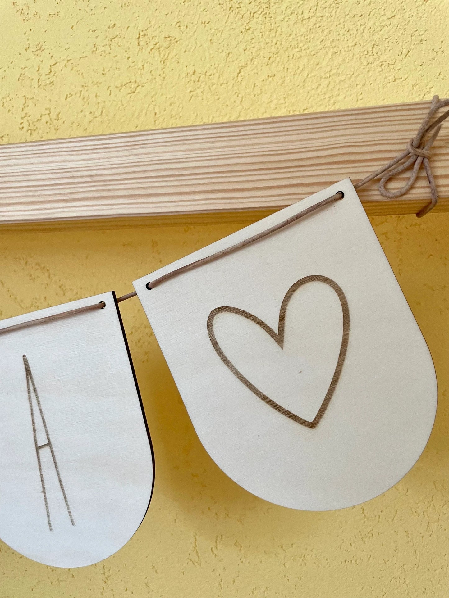 Personalisierte Wimpelkette aus Holz mit Namen