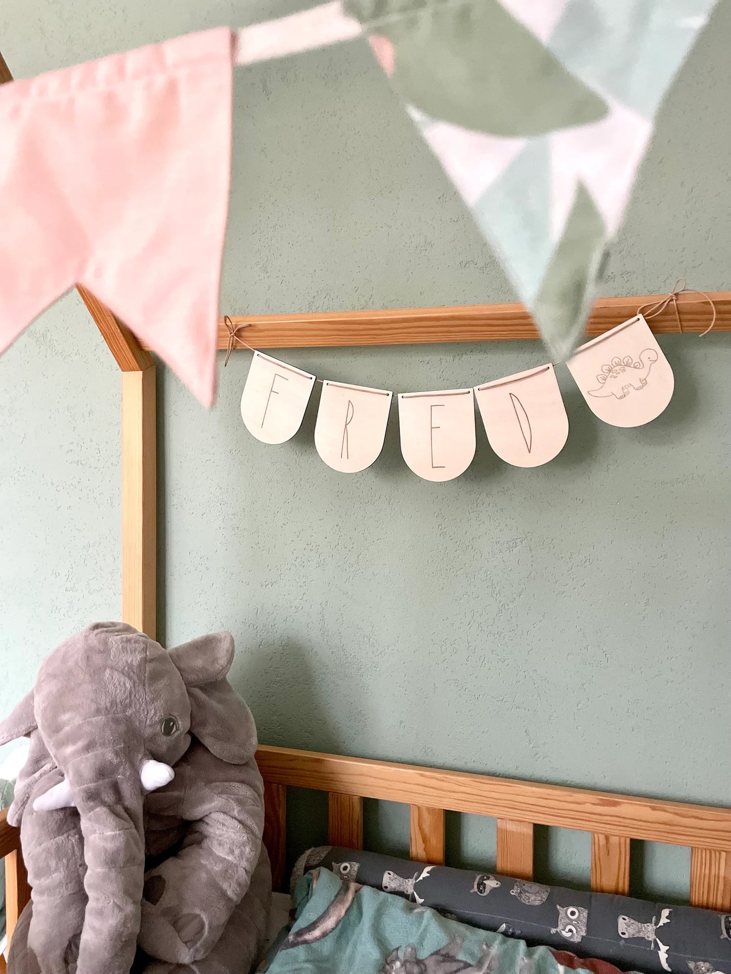 Personalisierte Wimpelkette aus Holz mit Namen