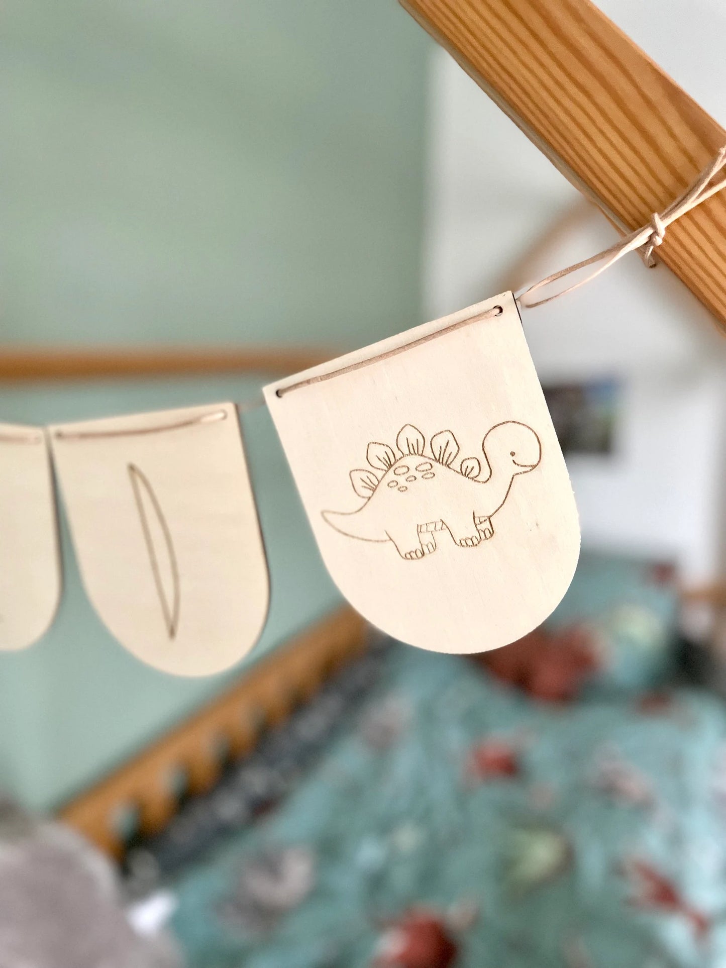 Personalisierte Wimpelkette aus Holz mit Namen