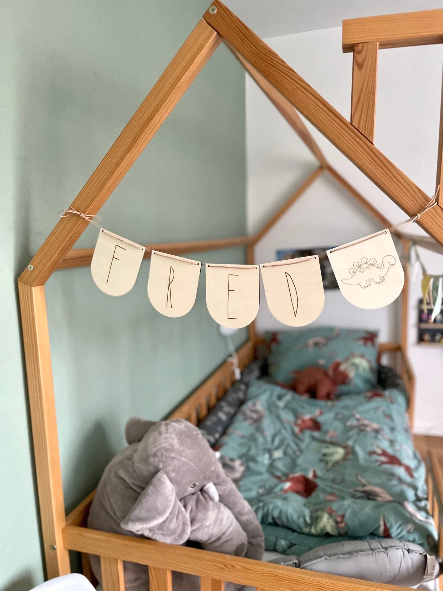 Personalisierte Wimpelkette aus Holz mit Namen