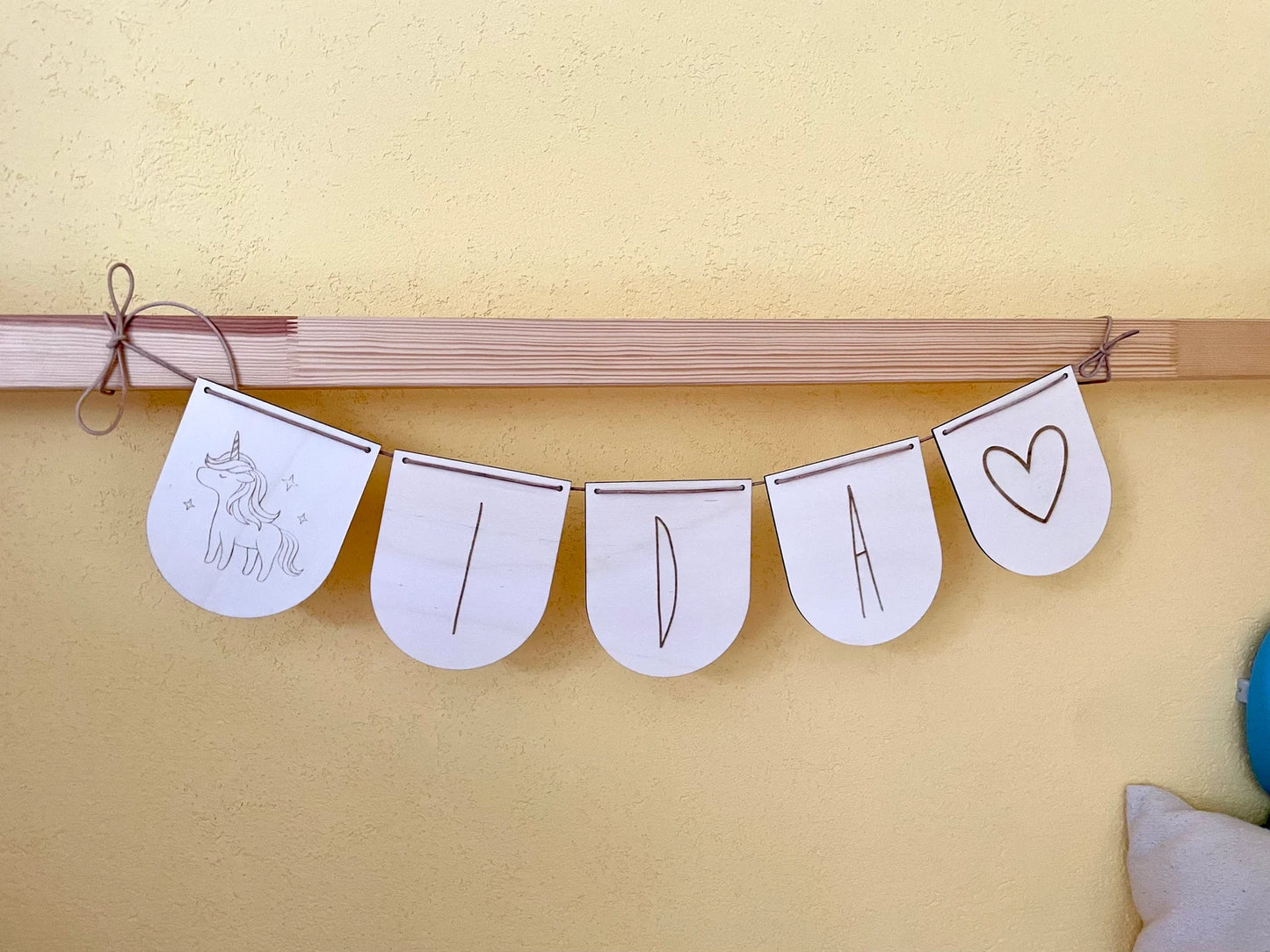 Personalisierte Wimpelkette aus Holz mit Namen