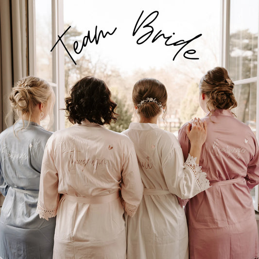 Personalisierter Morgenmantel mit Spitze für Braut & Brautjungfern