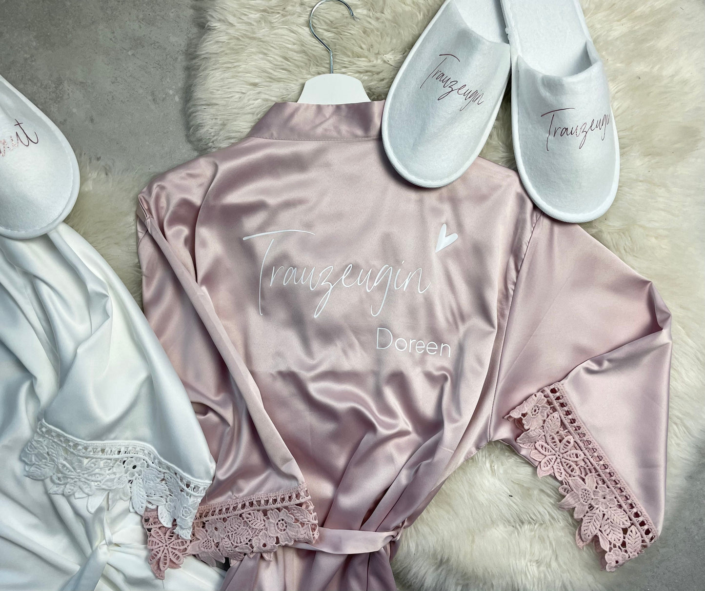 Personalisierter Morgenmantel mit Spitze für Braut & Brautjungfern
