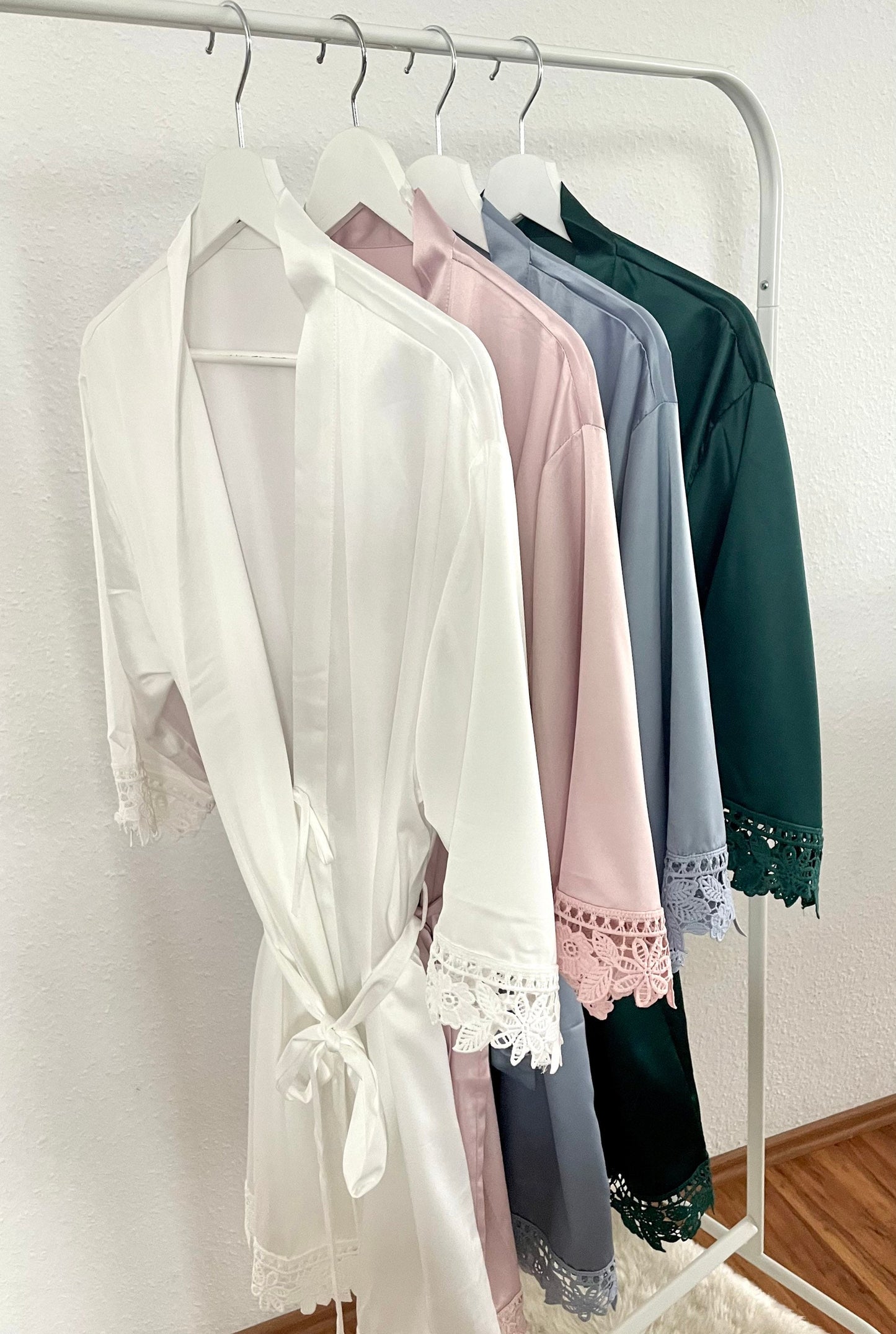 Personalisierter Morgenmantel mit Spitze für Braut & Brautjungfern