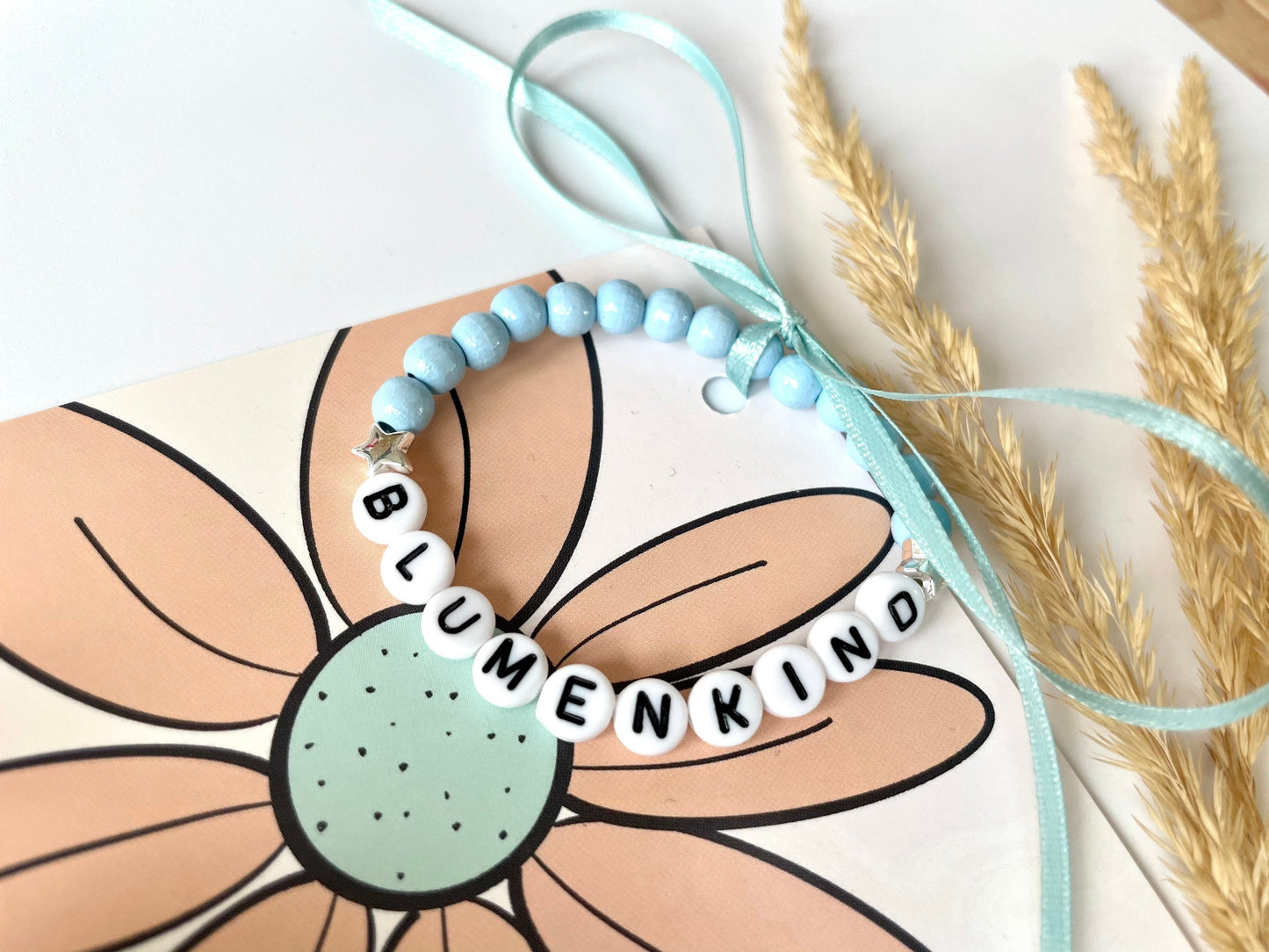 Personalisiertes Armband mit Karte – Blumenkind