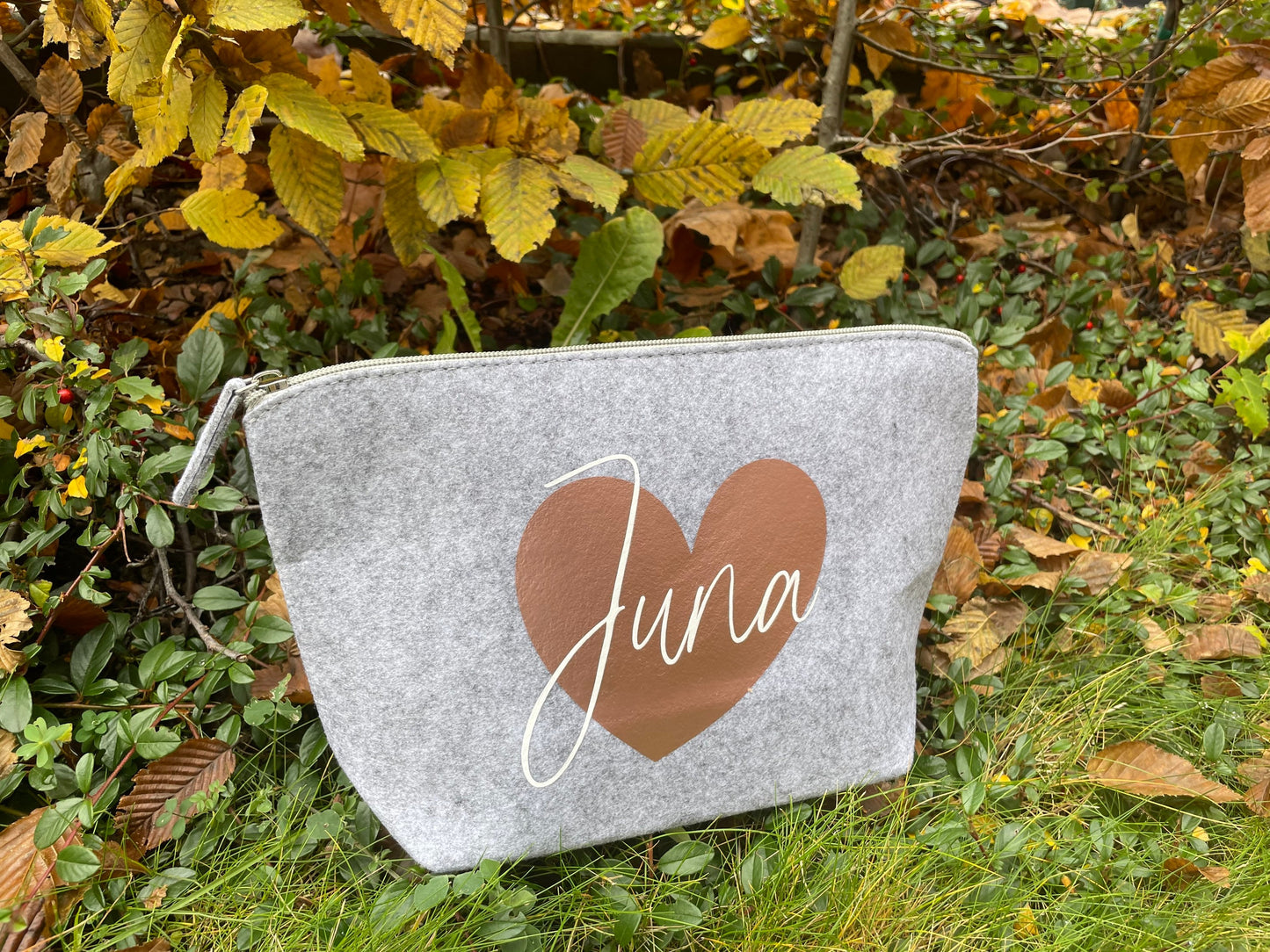 Personalisierte Filztasche/ Kosmetiktasche mit Herz in hellgrau