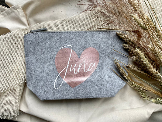 Personalisierte Filztasche/ Kosmetiktasche mit Herz in hellgrau