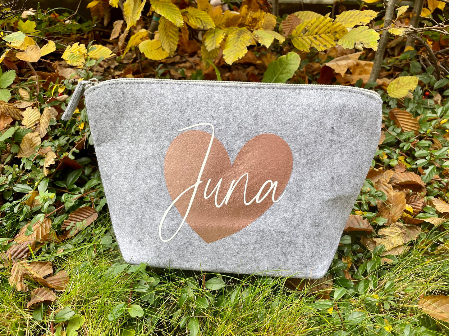 Personalisierte Filztasche/ Kosmetiktasche mit Herz in hellgrau