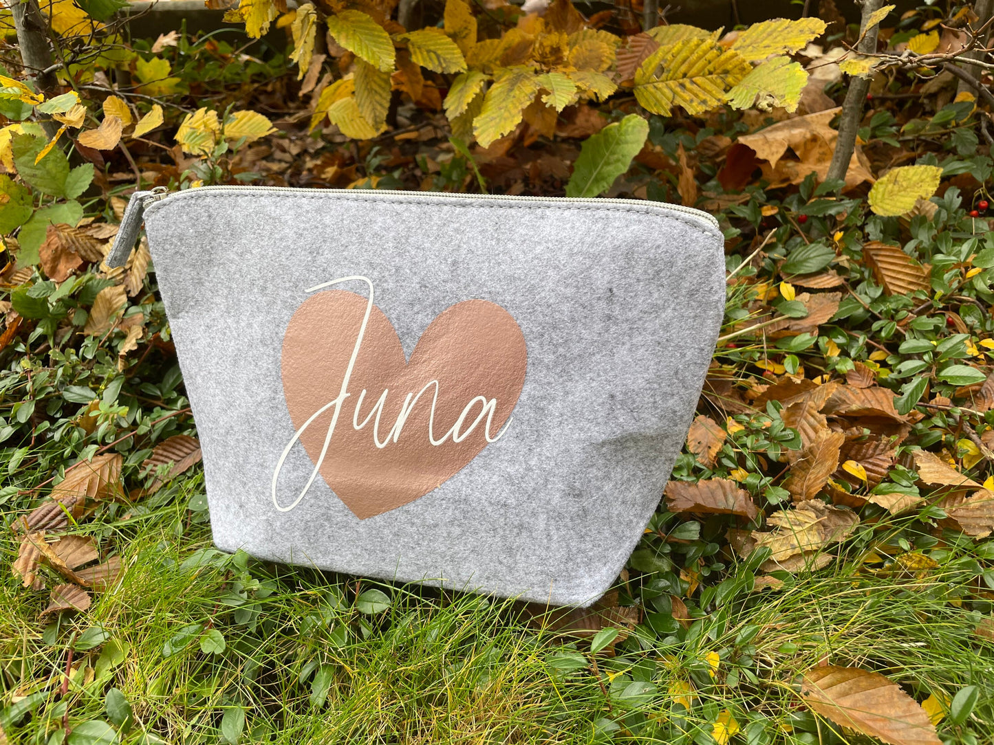 Personalisierte Filztasche/ Kosmetiktasche mit Herz in hellgrau