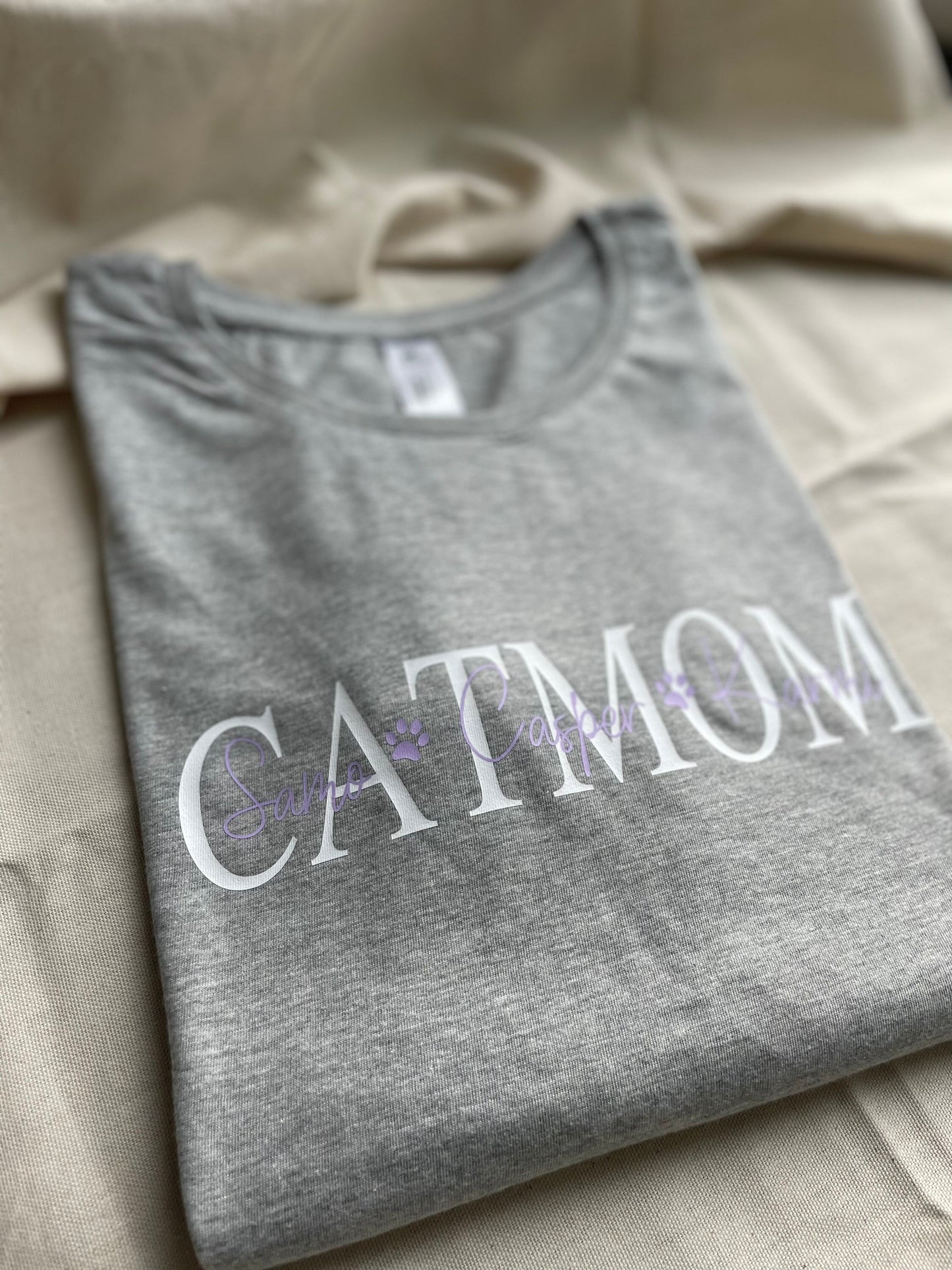 Personalisiertes T-Shirt – Cat Mom oder Dog Mom – Design 1