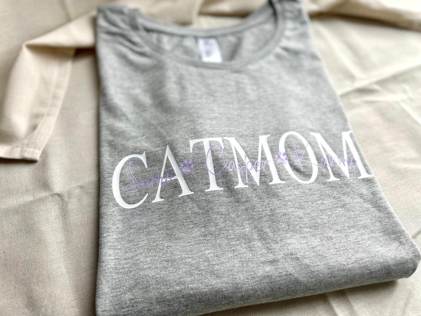 Personalisiertes T-Shirt – Cat Mom oder Dog Mom – Design 1