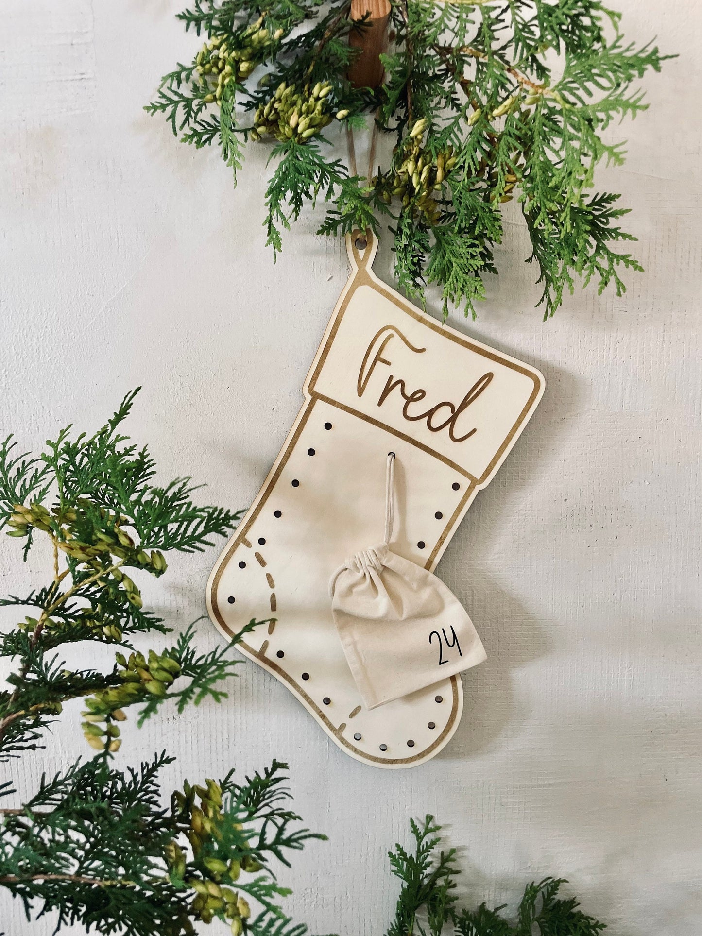 Personalisierter Adventskalender – Nikolausstrumpf aus Holz