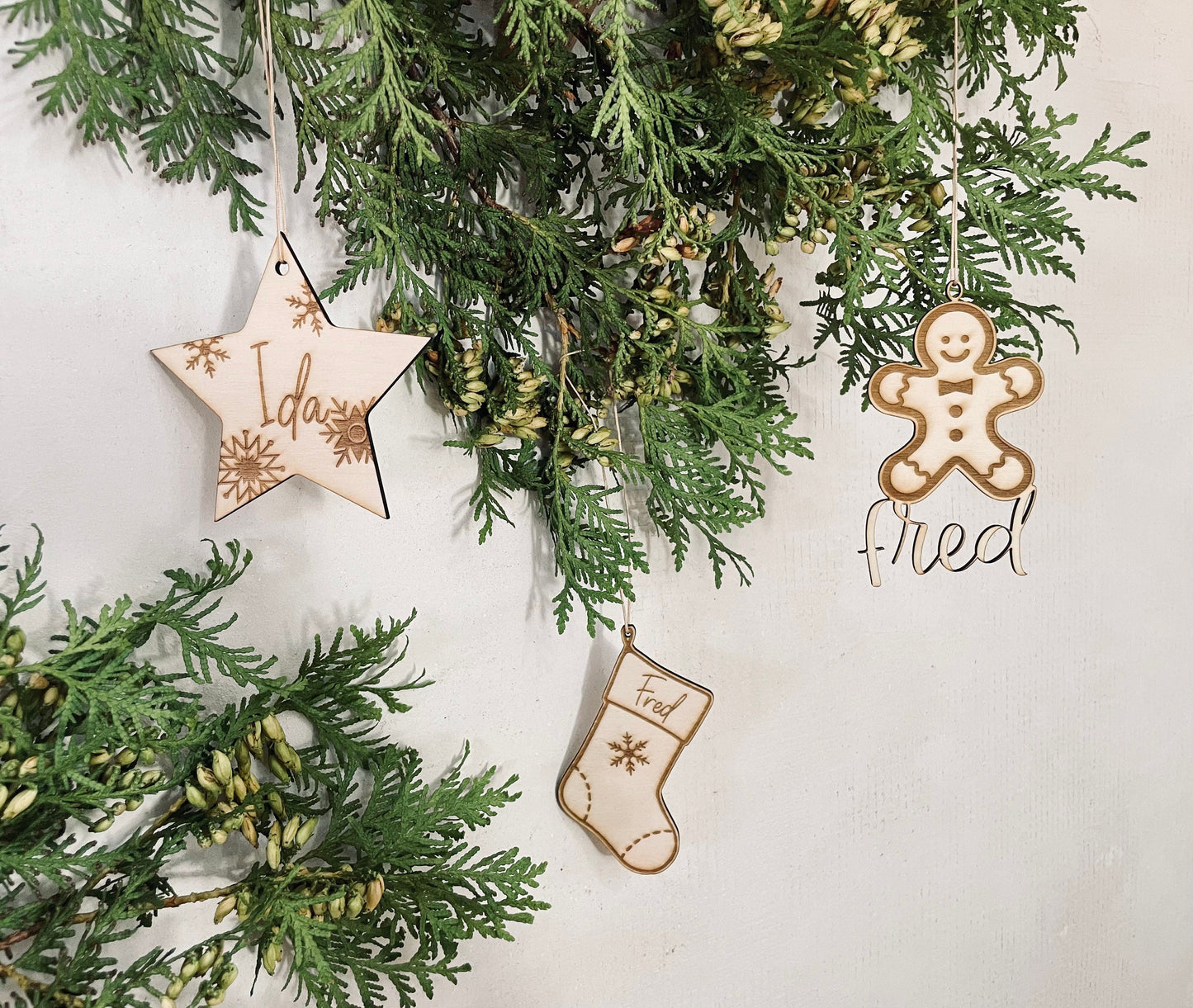 Personalisierter Weihnachtsbaumanhänger – Niolausstrumpf aus Holz