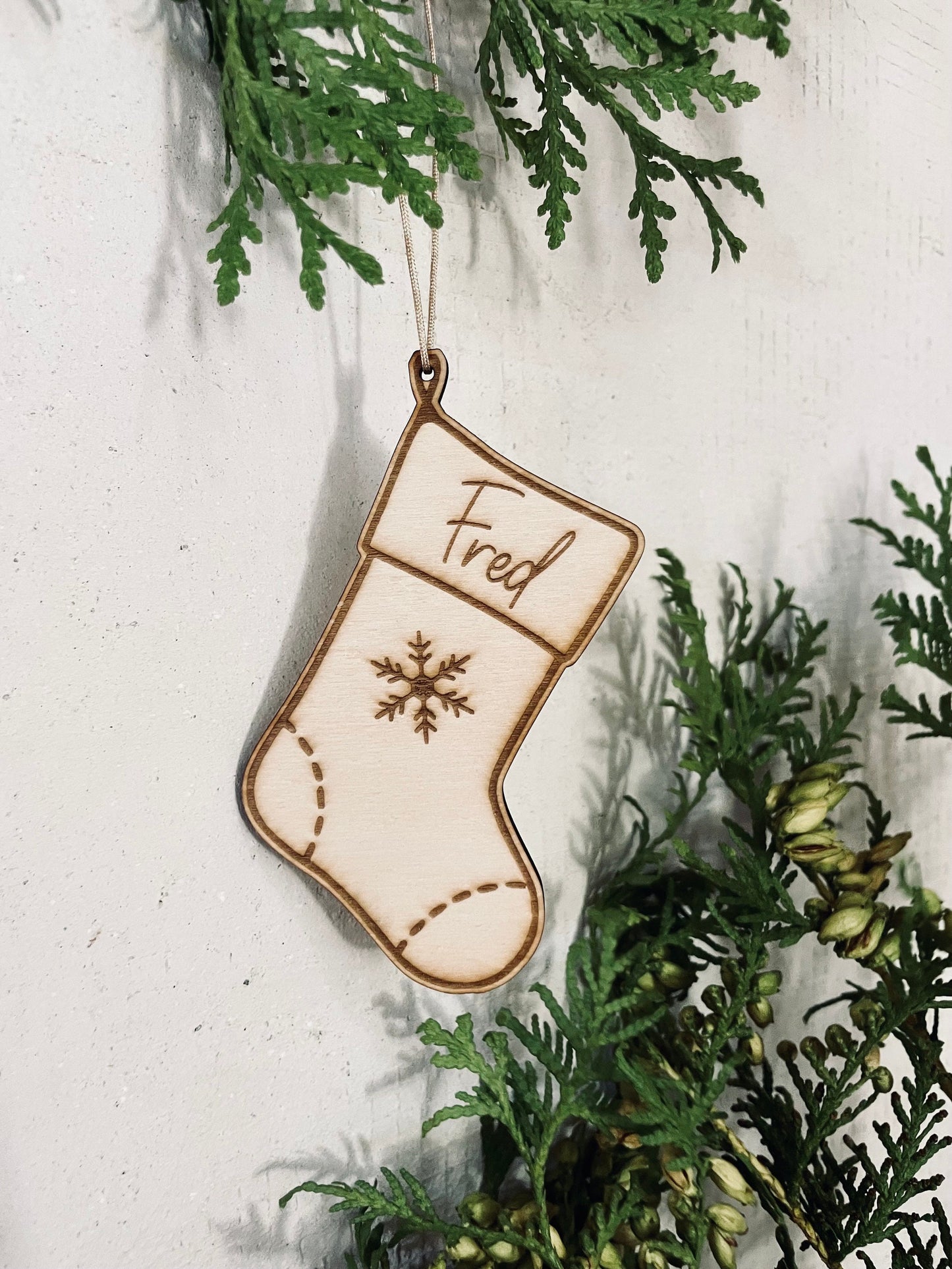 Personalisierter Weihnachtsbaumanhänger – Niolausstrumpf aus Holz