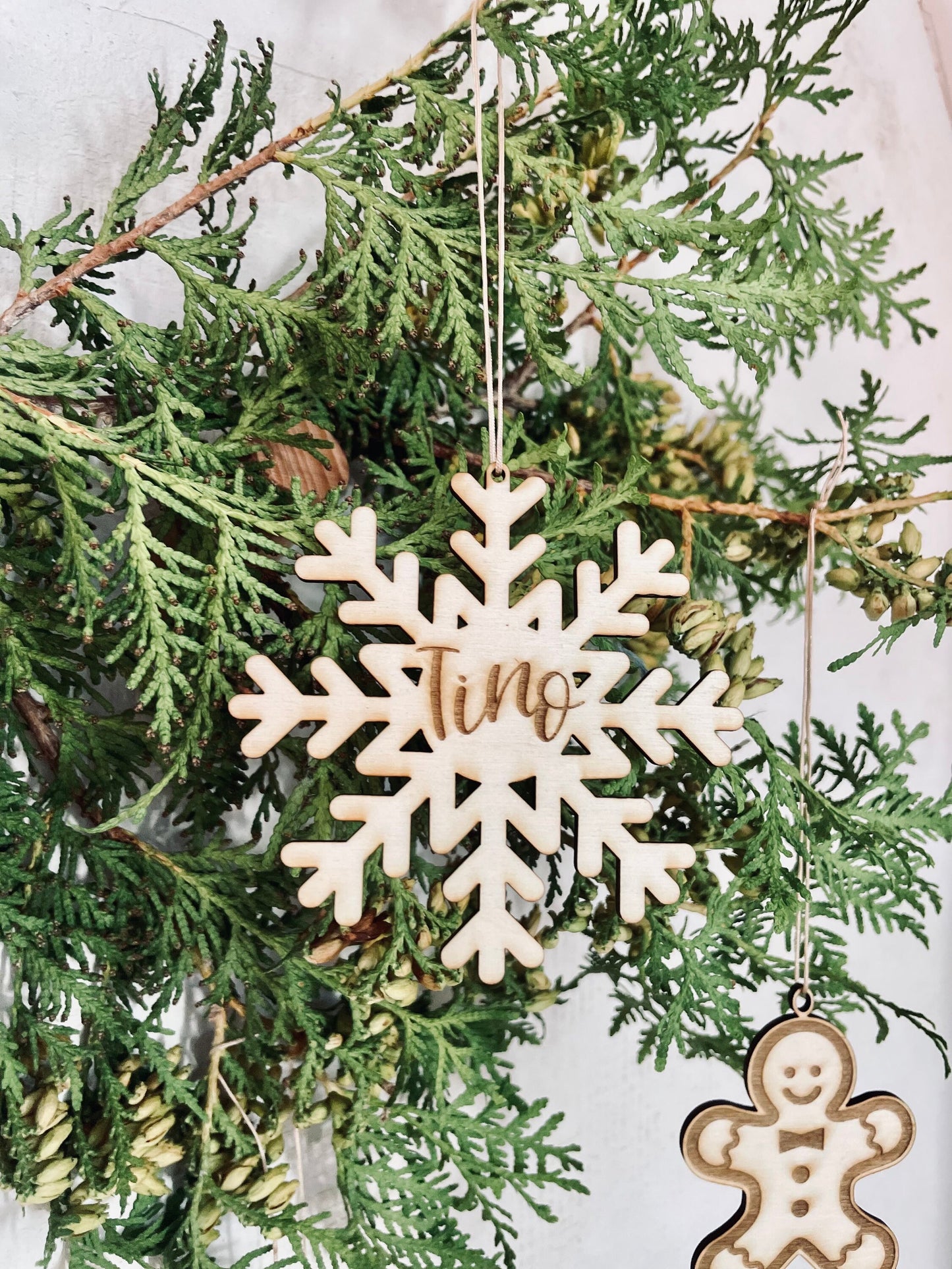 Personalisierter Weihnachtsbaumanhänger – Schneeflocke aus Holz