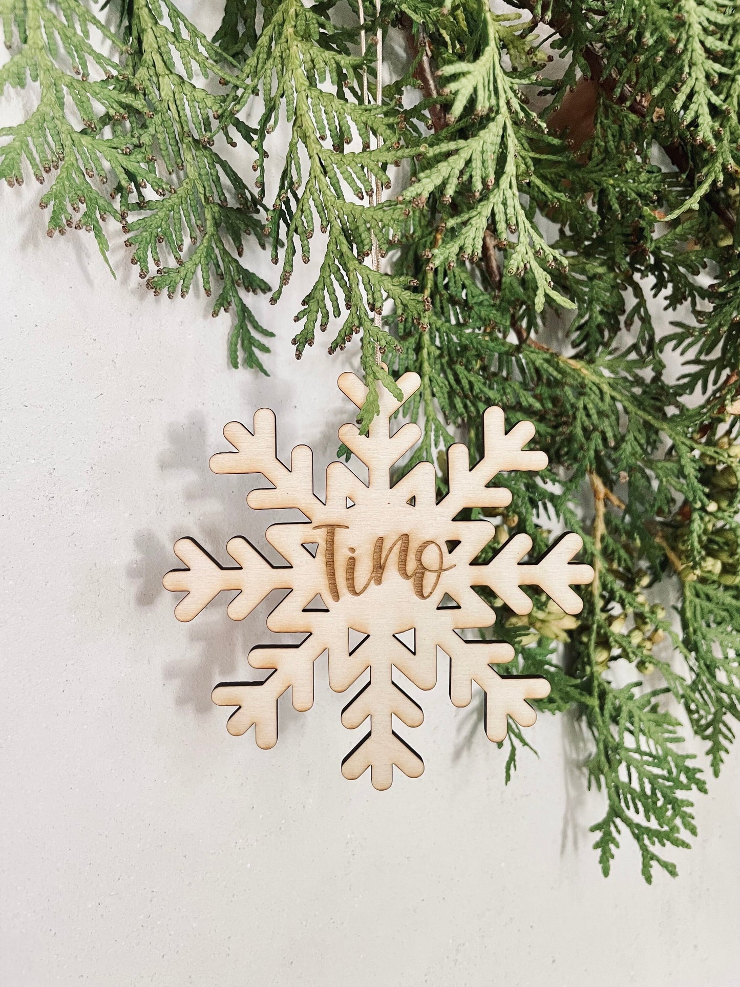 Personalisierter Weihnachtsbaumanhänger – Schneeflocke aus Holz