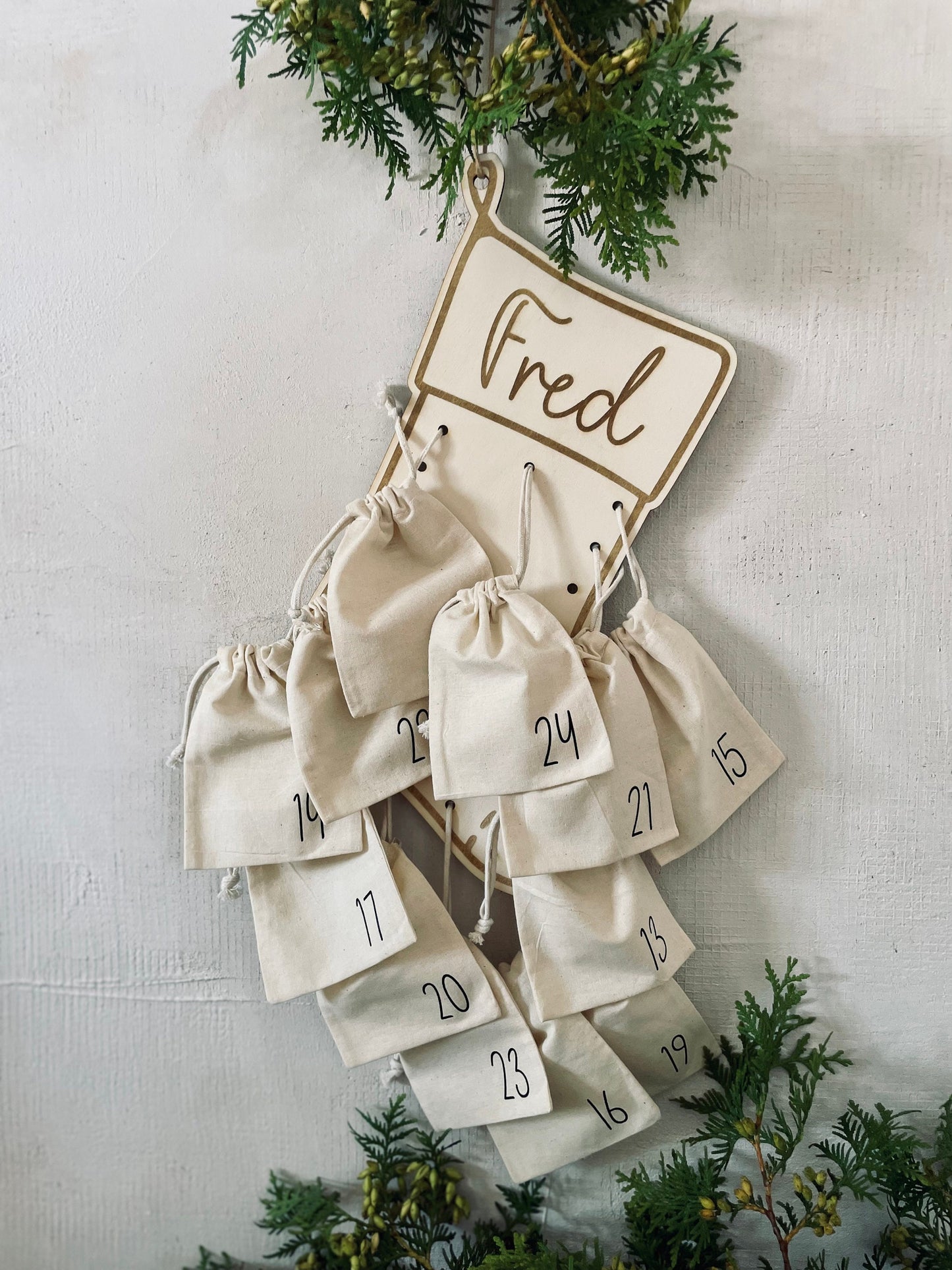 Personalisierter Adventskalender – Nikolausstrumpf aus Holz