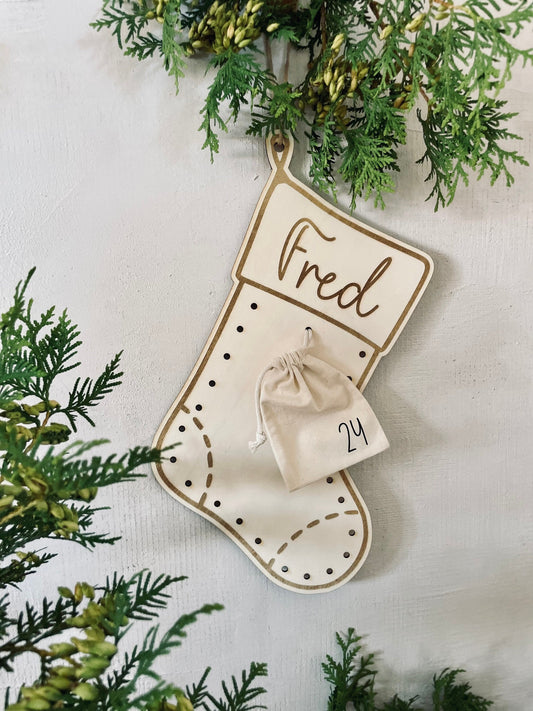 Personalisierter Adventskalender – Nikolausstrumpf aus Holz