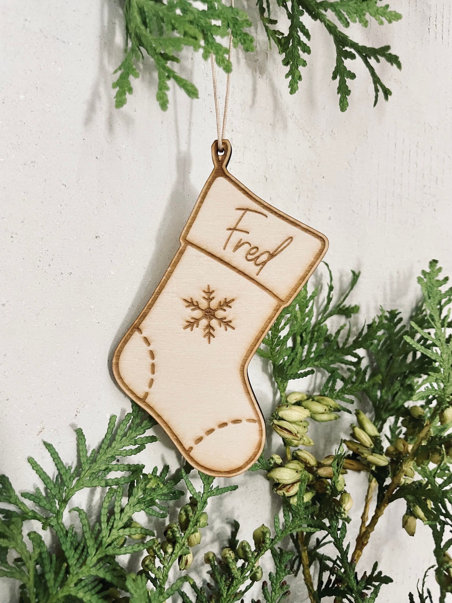 Personalisierter Weihnachtsbaumanhänger – Niolausstrumpf aus Holz