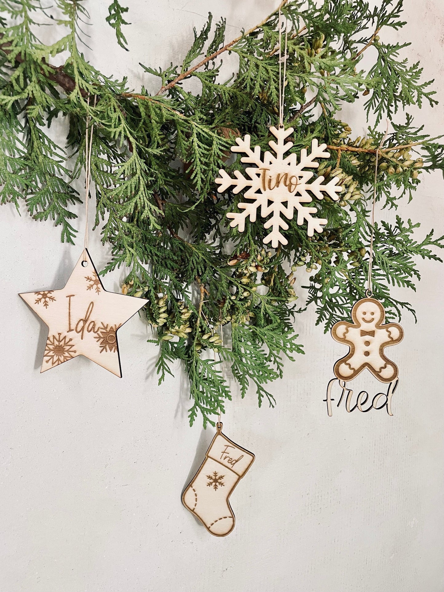 Personalisierter Weihnachtsbaumanhänger – Schneeflocke aus Holz