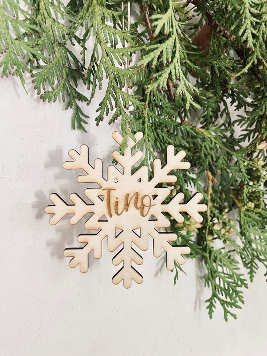 Personalisierter Weihnachtsbaumanhänger – Schneeflocke aus Holz