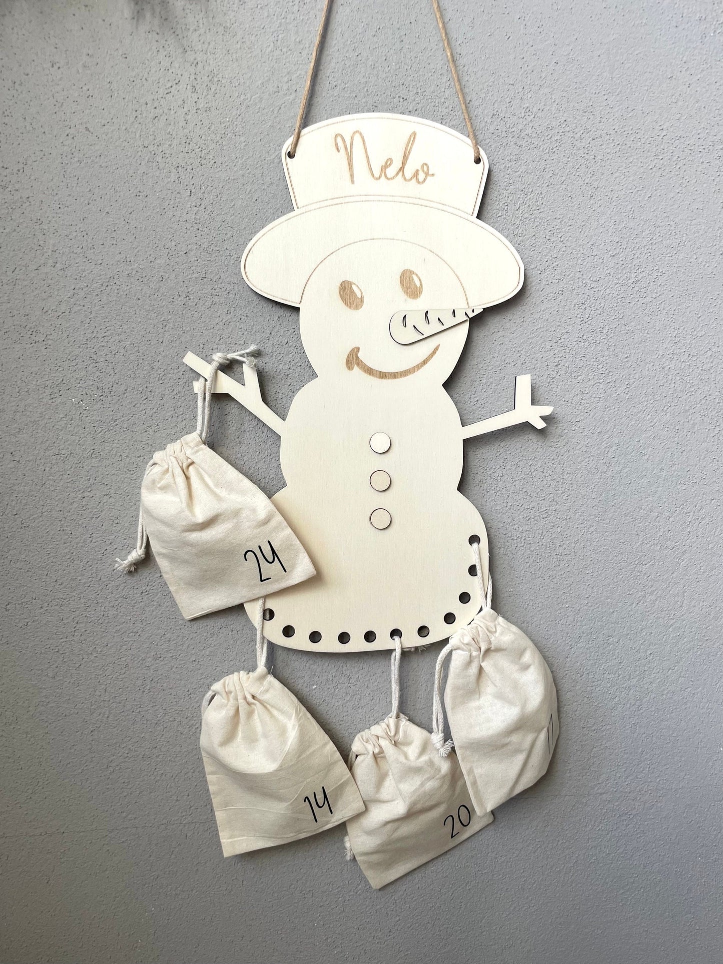 Personalisierter Adventskalender – Schneemann aus Holz