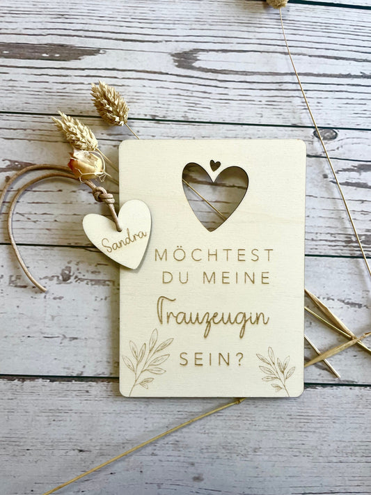 Personalisierte Holzpostkarte mit Anhänger – Trauzeugin