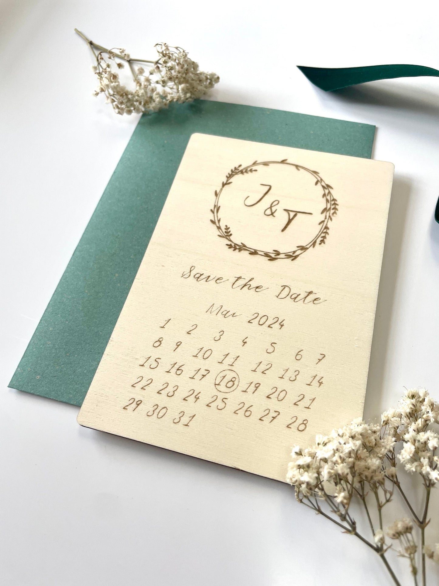 Personalisierte Holzpostkarte – Save the Date