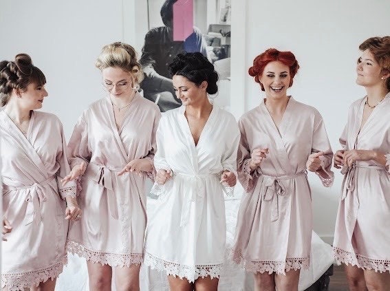 Personalisierter Morgenmantel mit Spitze für Braut & Brautjungfern