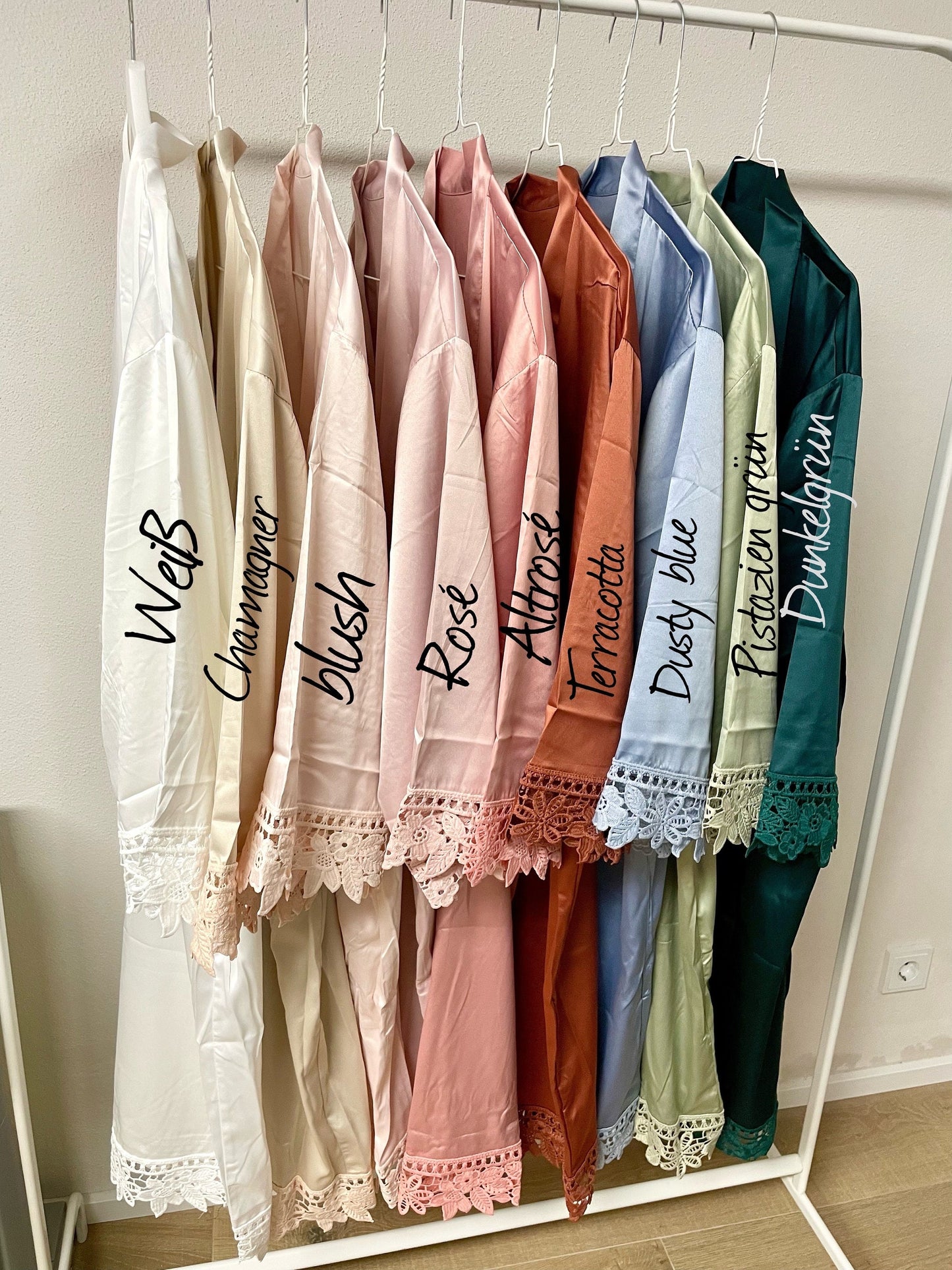 Personalisierter Morgenmantel mit Spitze für Braut & Brautjungfern