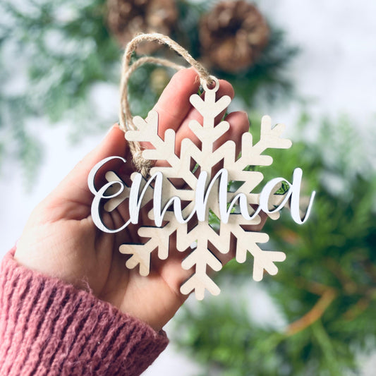 Personalisierter Weihnachtsbaumanhänger – Schneeflocken aus Holz 3D
