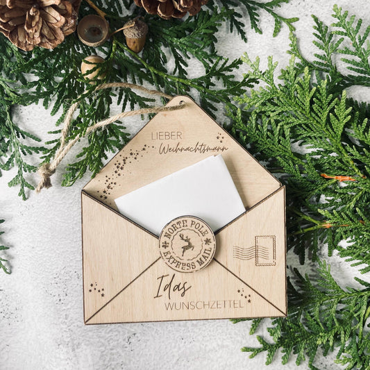 Personalisierter Weihnachtsbaumanhänger – Briefumschlag aus Holz für den Wunschzettel 3D
