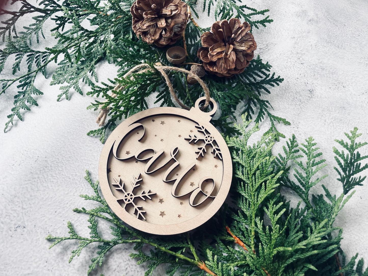 Personalisierter Weihnachtsbaumanhänger – Schneeflocken-Kugel aus Holz 3D