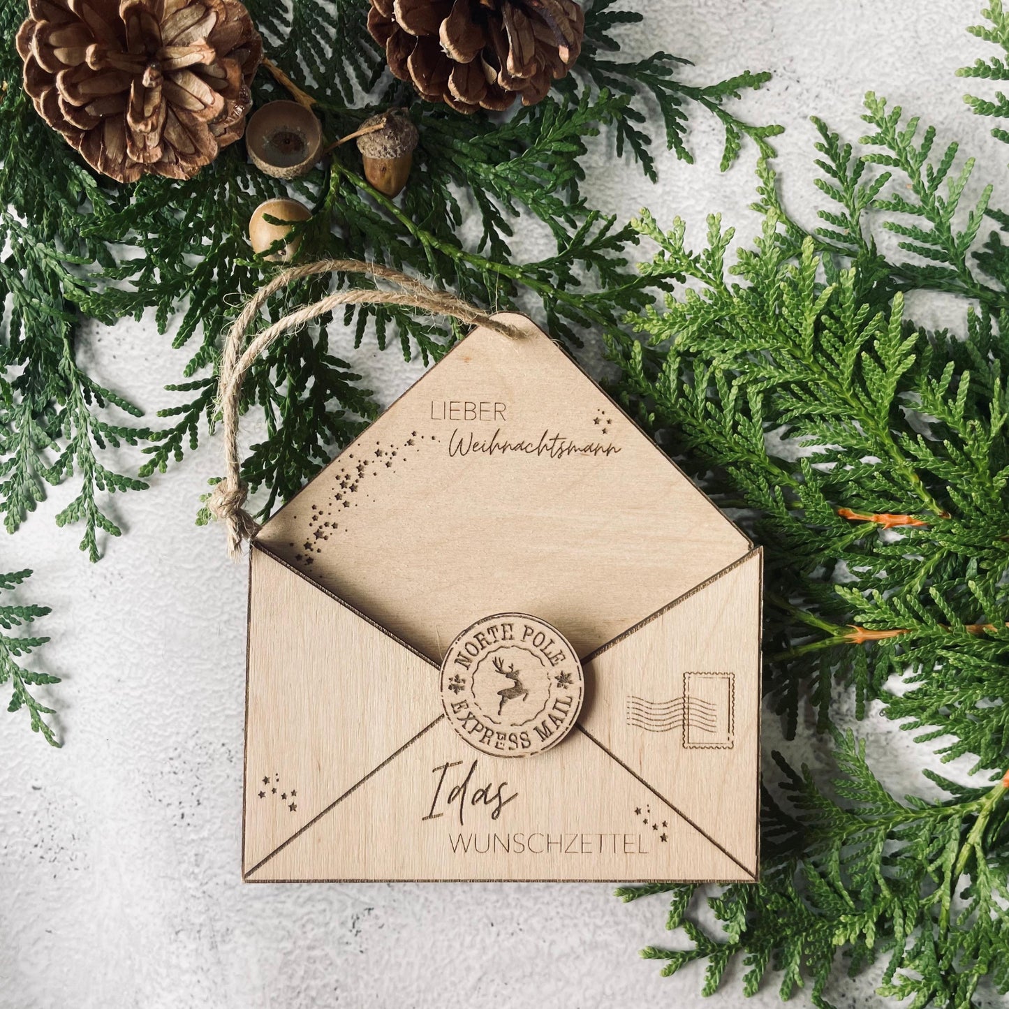 Personalisierter Weihnachtsbaumanhänger – Briefumschlag aus Holz für den Wunschzettel 3D