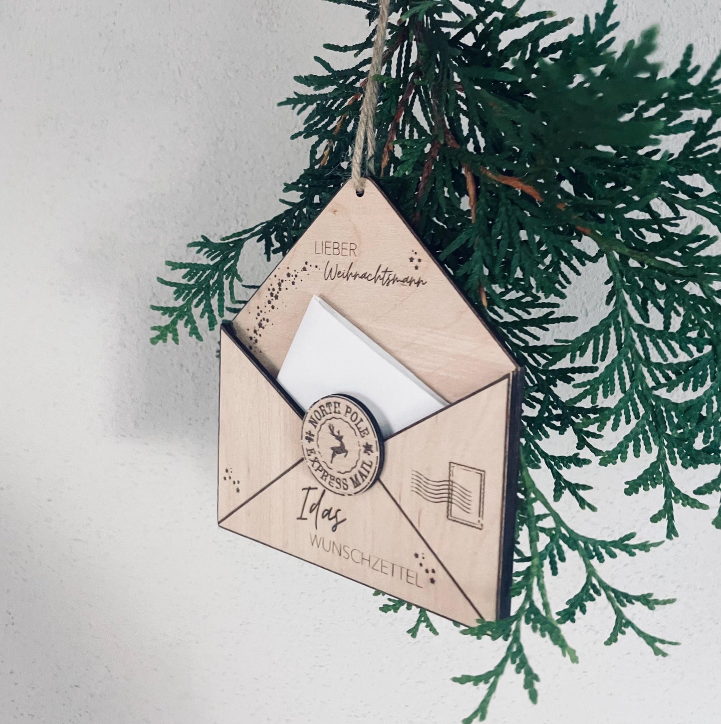 Personalisierter Weihnachtsbaumanhänger – Briefumschlag aus Holz für den Wunschzettel 3D
