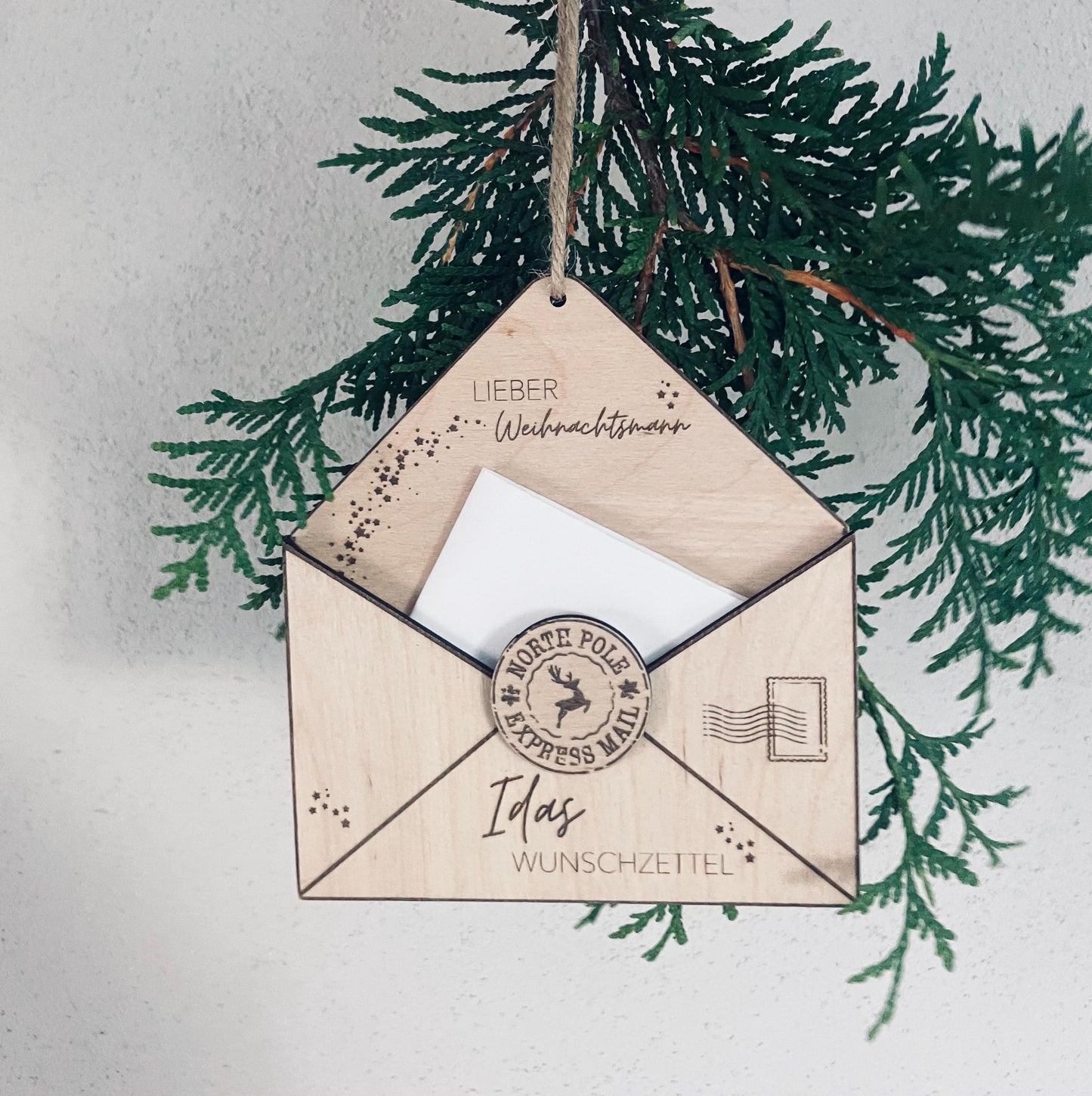 Personalisierter Weihnachtsbaumanhänger – Briefumschlag aus Holz für den Wunschzettel 3D