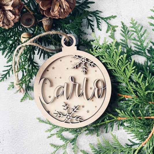 Personalisierter Weihnachtsbaumanhänger – Schneeflocken-Kugel aus Holz 3D