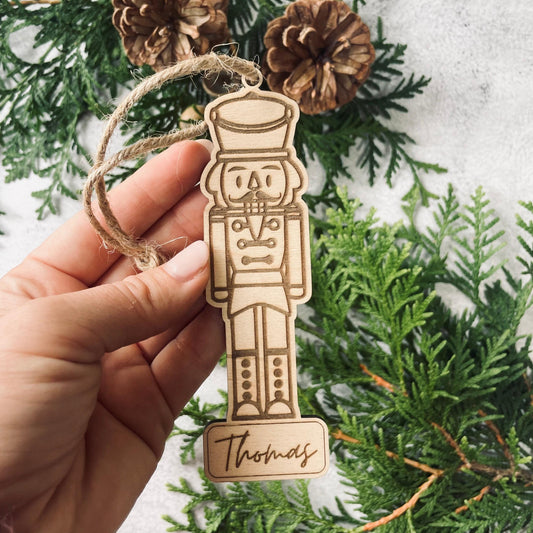 Personalisierter Weihnachtsbaumanhänger – Nussknacker aus Holz