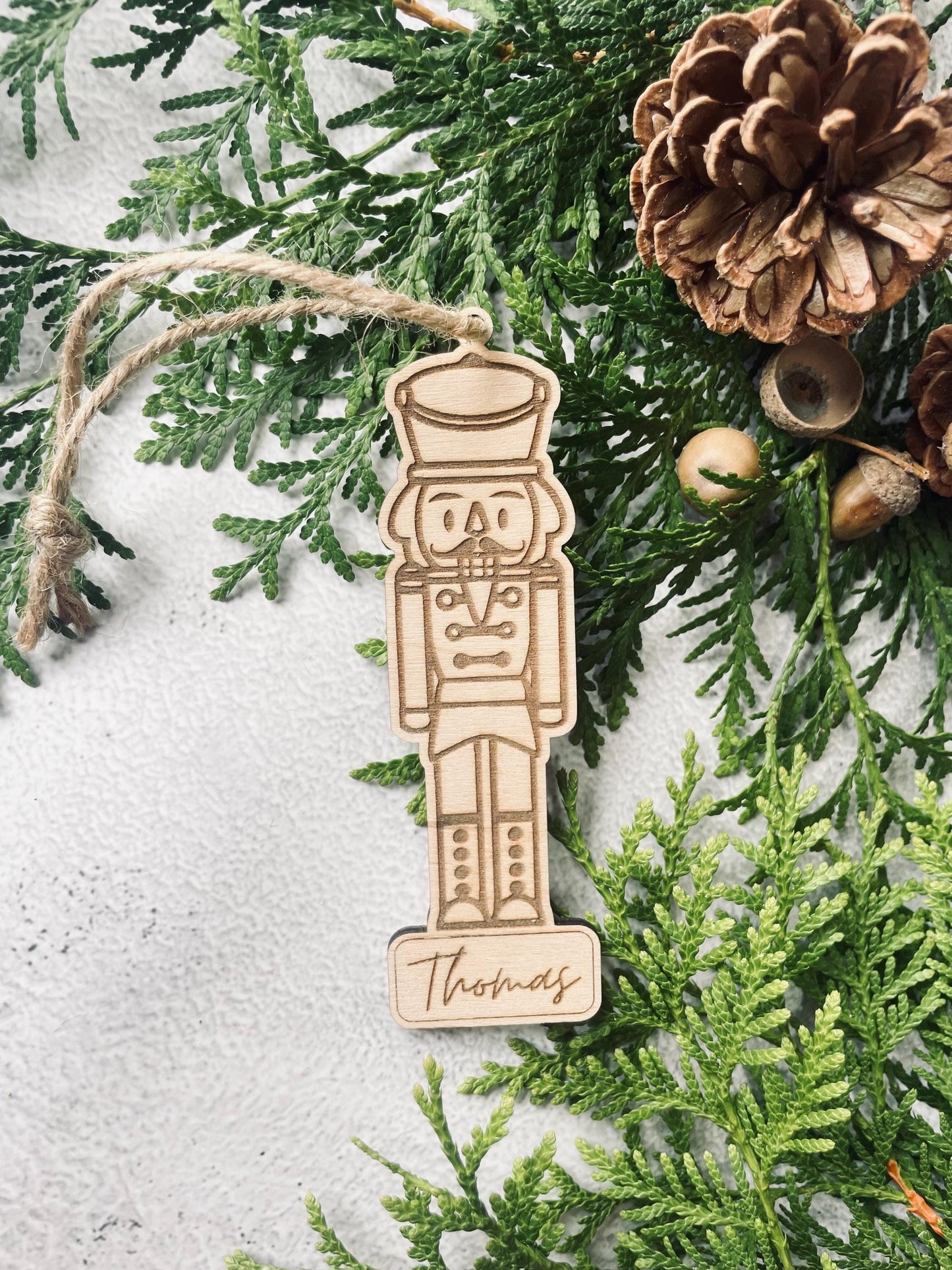 Personalisierter Weihnachtsbaumanhänger – Nussknacker aus Holz