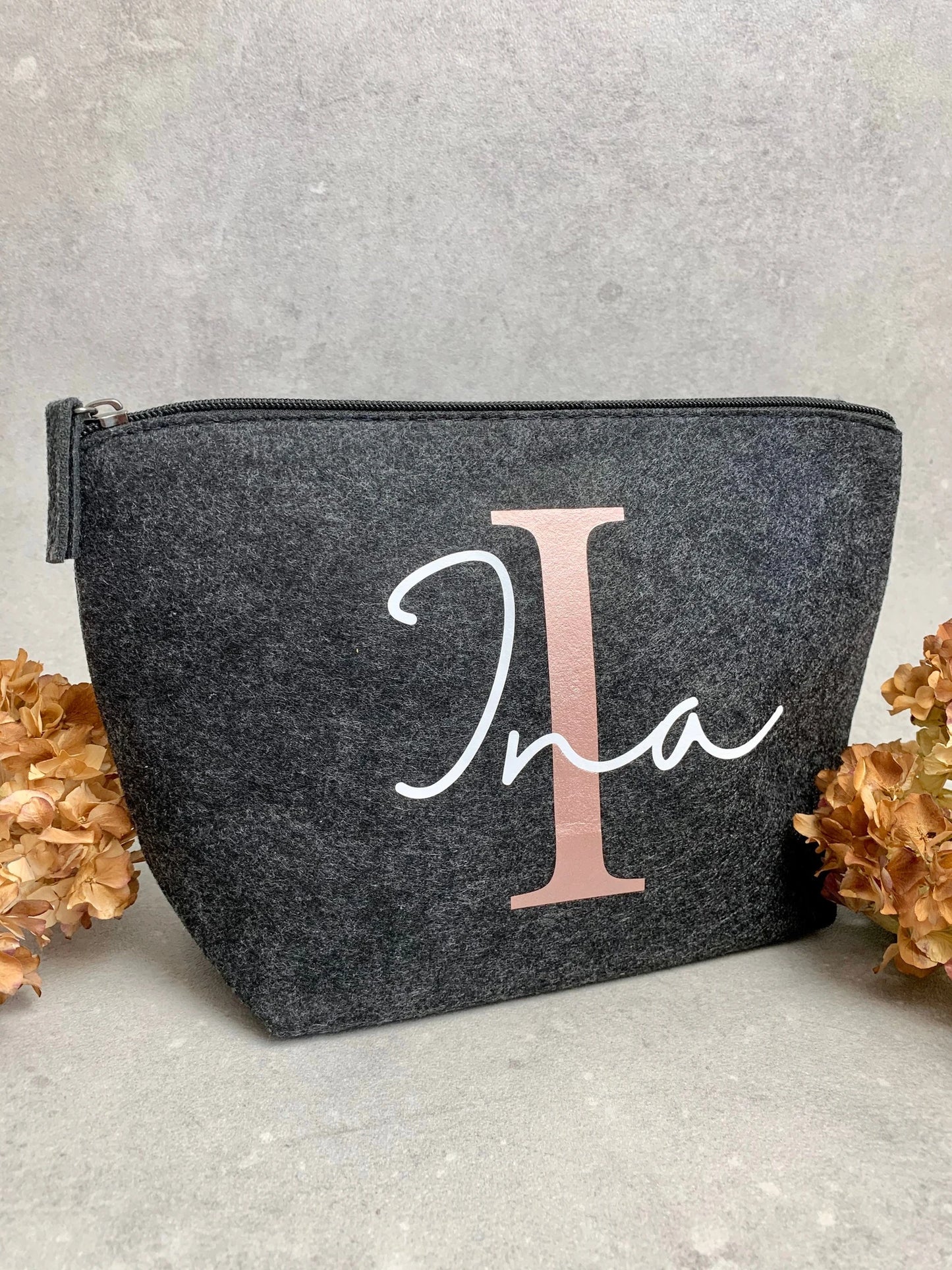 Personalisierte Filztasche/ Kosmetiktasche in dunkelgrau