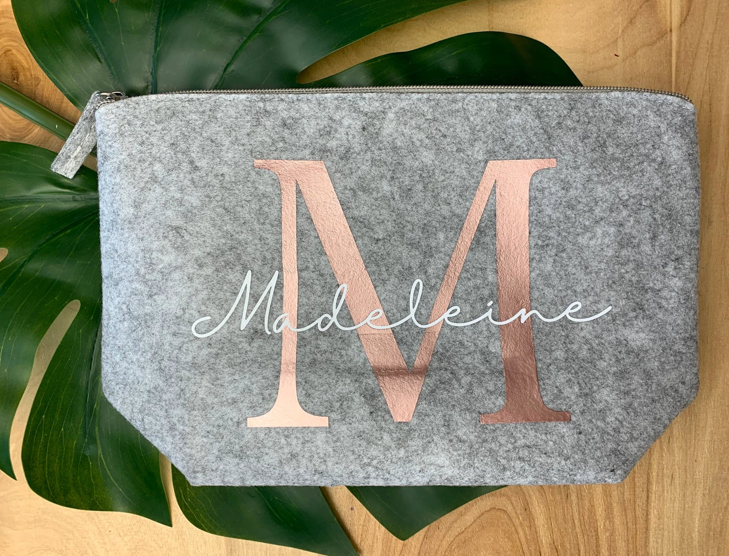 Personalisierte  Filztasche/ Kosmetiktasche in hellgrau