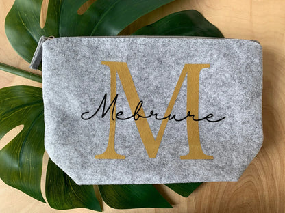 Personalisierte  Filztasche/ Kosmetiktasche in hellgrau